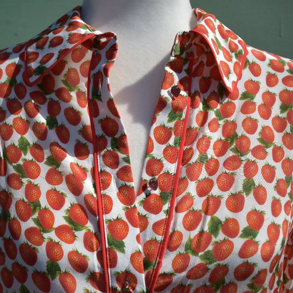 Alice + Olivia | Willa Placket Top (Strawberry Jam Soft White) - Picture 9 of 15